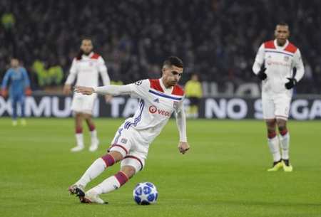 马斯坦托诺受伤后，皇马陷入困局。 ​（马斯坦托诺伤退，皇马陷入困境）