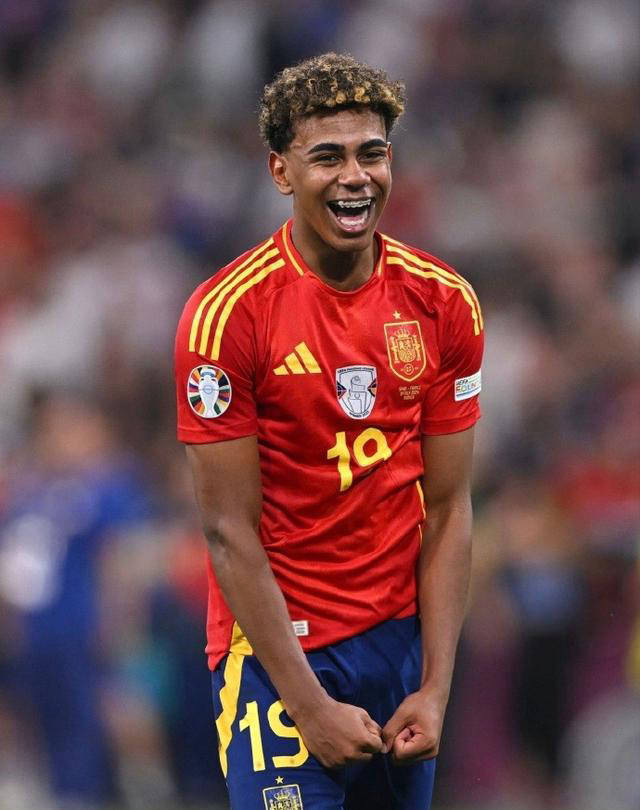 笑一笑呗!奥利塞当选全场最佳球员，赛后自拍一脸严肃（奥利塞荣膺全场最佳，赛后自拍面无表情，笑一个？）