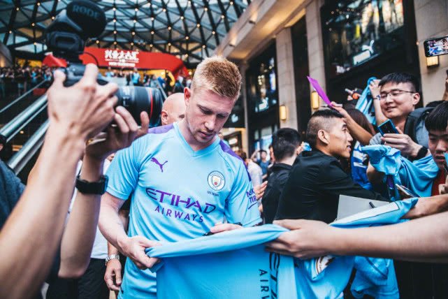 懂球帝2025年11月MVP候选出炉：姆巴佩、哈兰德领衔，莱万在列（懂球帝2025年11月MVP候选名单揭晓：姆巴佩、哈兰德领衔，莱万入围）