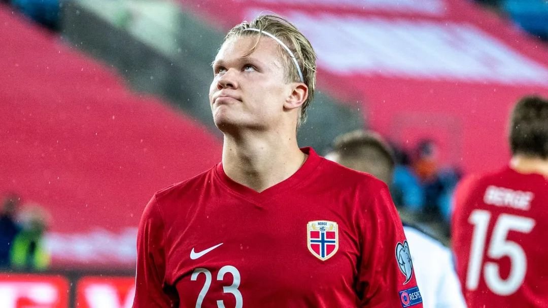 最快百球先生！哈兰德领取英超100球纪念球（哈兰德创英超百球最快纪录，获颁百球纪念球）