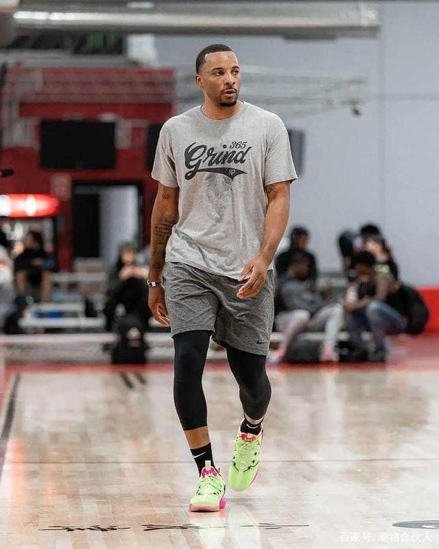 篮球湖人替补球员贡献关键篮板（湖人替补球员抢下关键篮板）