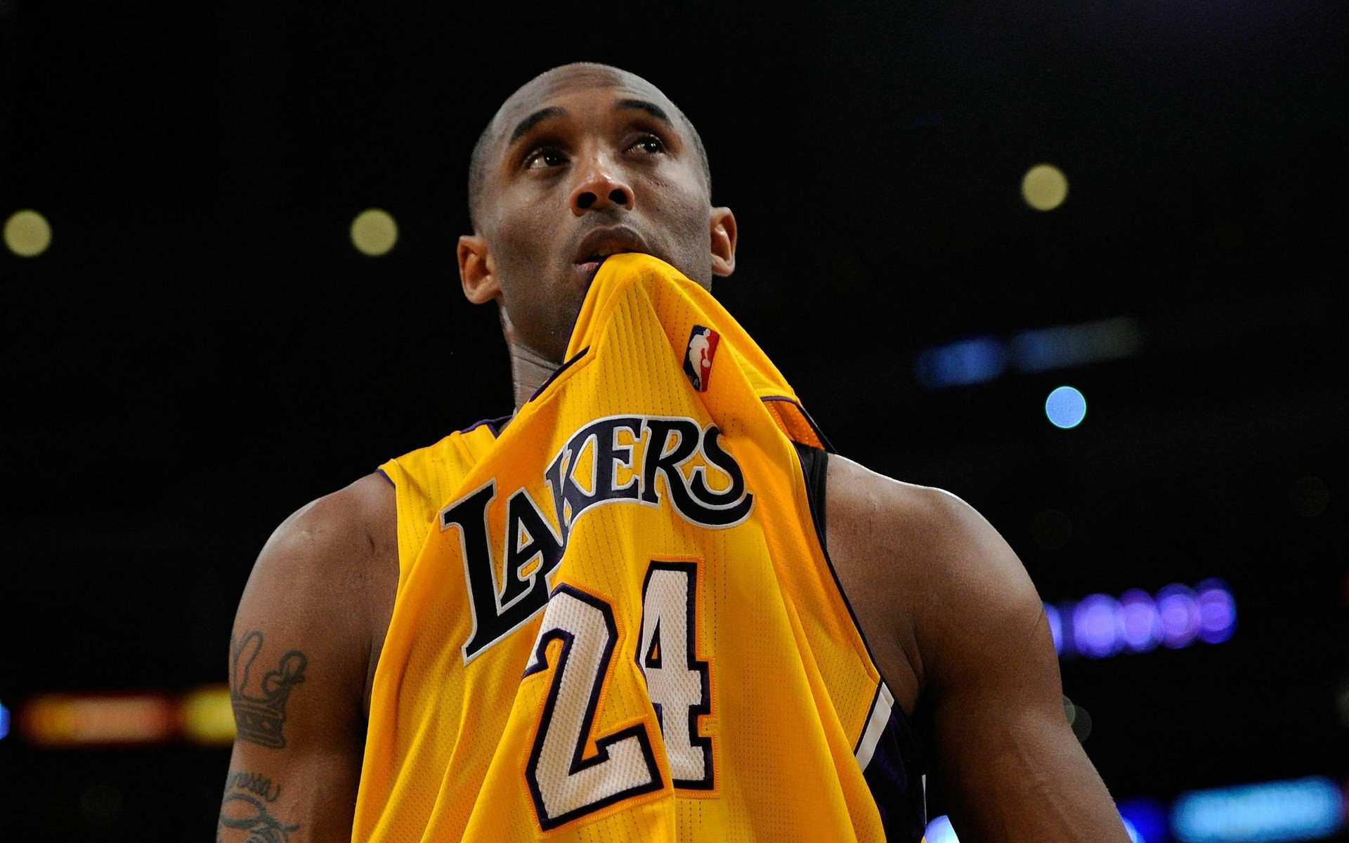 篮球赛场风云变幻，勇士迎战公牛，多方主力缺阵，比赛悬念重重（勇士对阵公牛，多位主力缺席，赛场变数丛生）