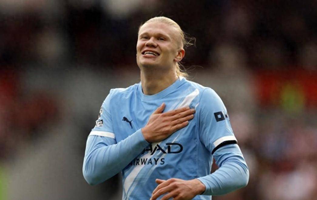 网友在梅西夜访诺坎普时偶遇他，梅西还向镜头打了招呼（夜访诺坎普的梅西被网友偶遇，并向镜头致意）