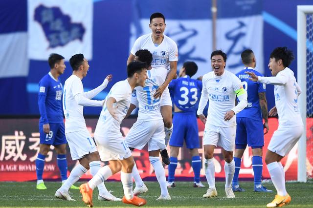 官方：巴萨18岁后卫埃斯帕特右膝韧带受伤，预计伤缺8-10周（巴萨官宣：18岁后卫埃斯帕特右膝韧带受伤，将缺阵8-10周）