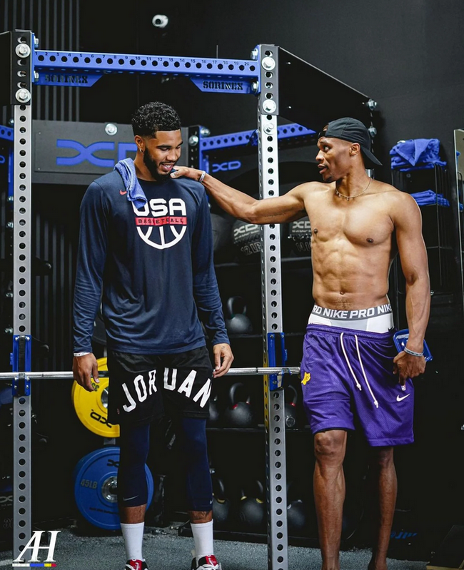 勇士替补席集体爆发，霍福德表现抢眼库里，独行侠终究错付浓眉！（勇士替补火力全开，霍福德抢镜库里，独行侠终究错信浓眉）