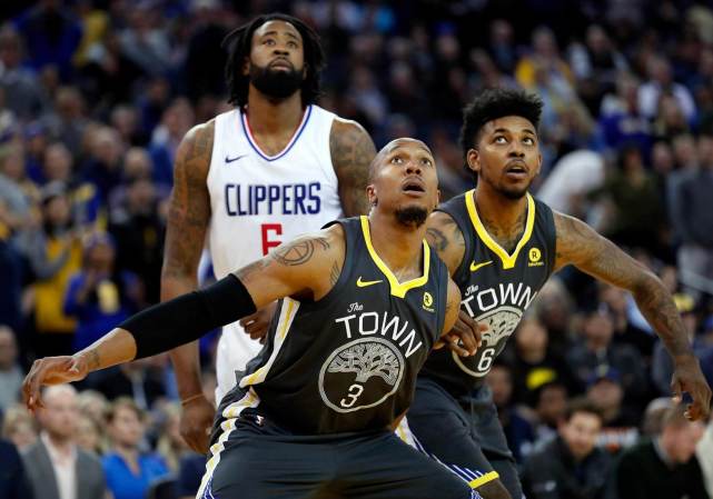 邮报：明年世界杯上下半场中段设强制补水时间，每次三分钟（邮报：明年世界杯每半场中段将设3分钟强制补水暂停）