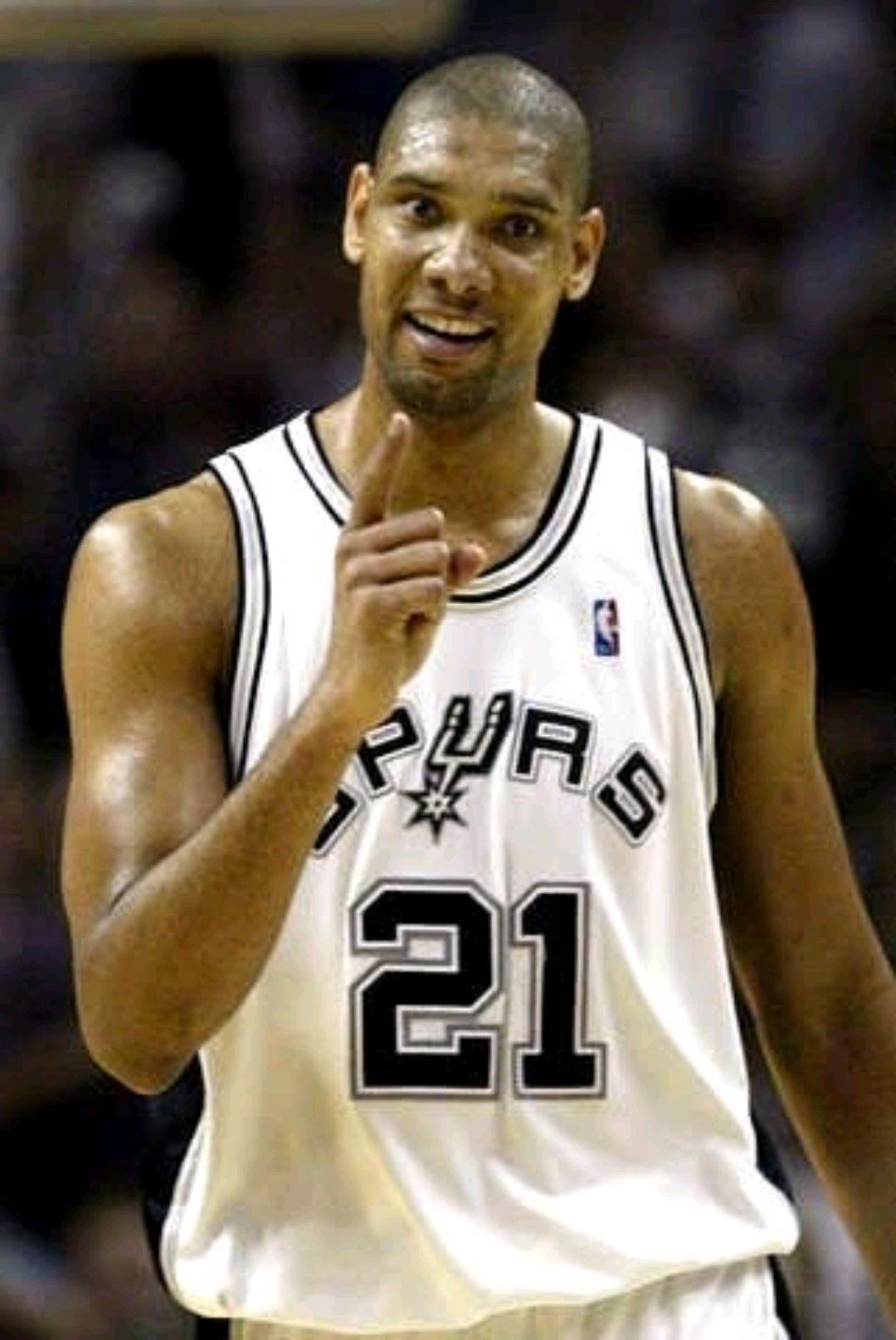 马刺客场115-102击败开拓者，福克斯37分带队取胜，展现全面实力。（马刺115-102客场力克开拓者，福克斯37分领衔，球队展现全方位实力）