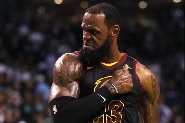 马德里在NFL引发的流亡和风暴后重返家园（历经NFL风波与流亡 马德里终返故里）